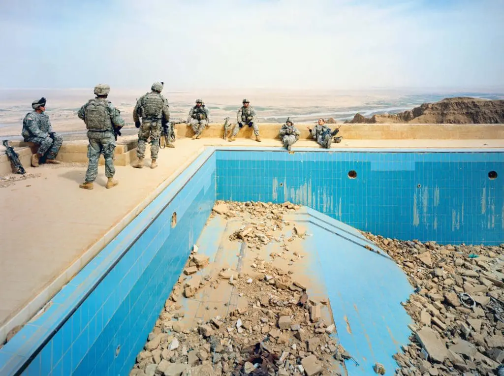 © Richard Mosse Pool at Uday’s Palace, Salah-a-Din Province, Iraq, 2009 Courtesy of the artist and Jack Shainman Gallery, New York Truppe della Compagnia Alfa, Secondo Battaglione, 27° Fanteria “Wolfhounds” a riposo vicino alla piscina del palazzo di Uday Hussein, sulle montagne Jabal Makhoul, nella provincia di Salah-a-Din, Iraq centrale. Questa residenza estiva affacciata sulla valle del fiume Tigri è stata distrutta da bombe anti bunker JDAM americane all’inizio dell’invasione alleata dell’Iraq nel 2003, poiché si pensava che Saddam e il figlio potessero nascondersi in questa località remota. Noto per la sua crudeltà, Uday Hussein era il primogenito di Saddam.