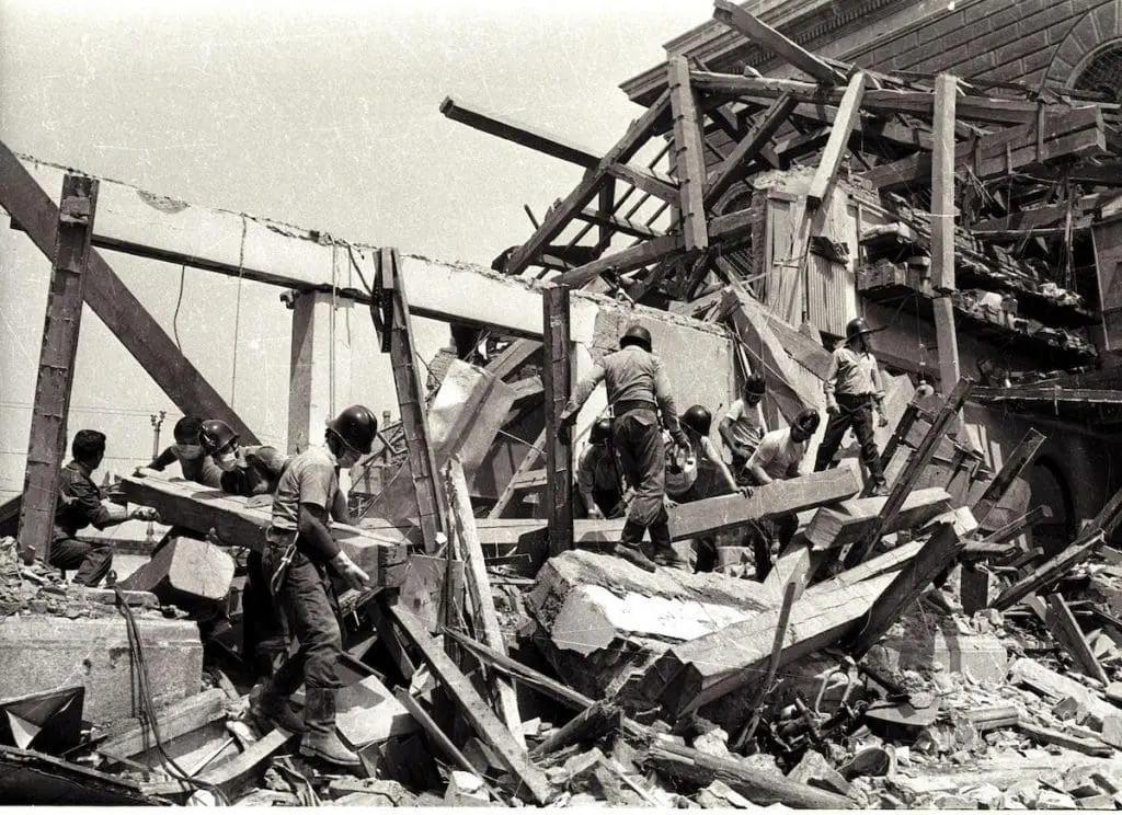 19800802-STRAGE DI BOLOGNA: ATTENTATO TERRORISTICO ALLA STAZIONE CENTRALE DI BOLOGNA. Nella foto: Soccorritori a lavoro. ANSA ARCHIVIO 97543