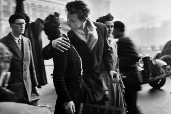 Visita la mostra Un certain Robert Doisneau a Villa Mussolini a Riccione e scopri "Bacio all’Hôtel de ville". 22 GIU – 12 NOV 2023. 140 foto