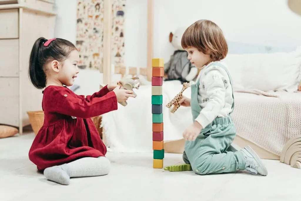 Giochi in casa: 10 consigli per divertirsi con i bambini. Bimbi attivi, coinvolti e felici, tutto nel comfort della vostra casa