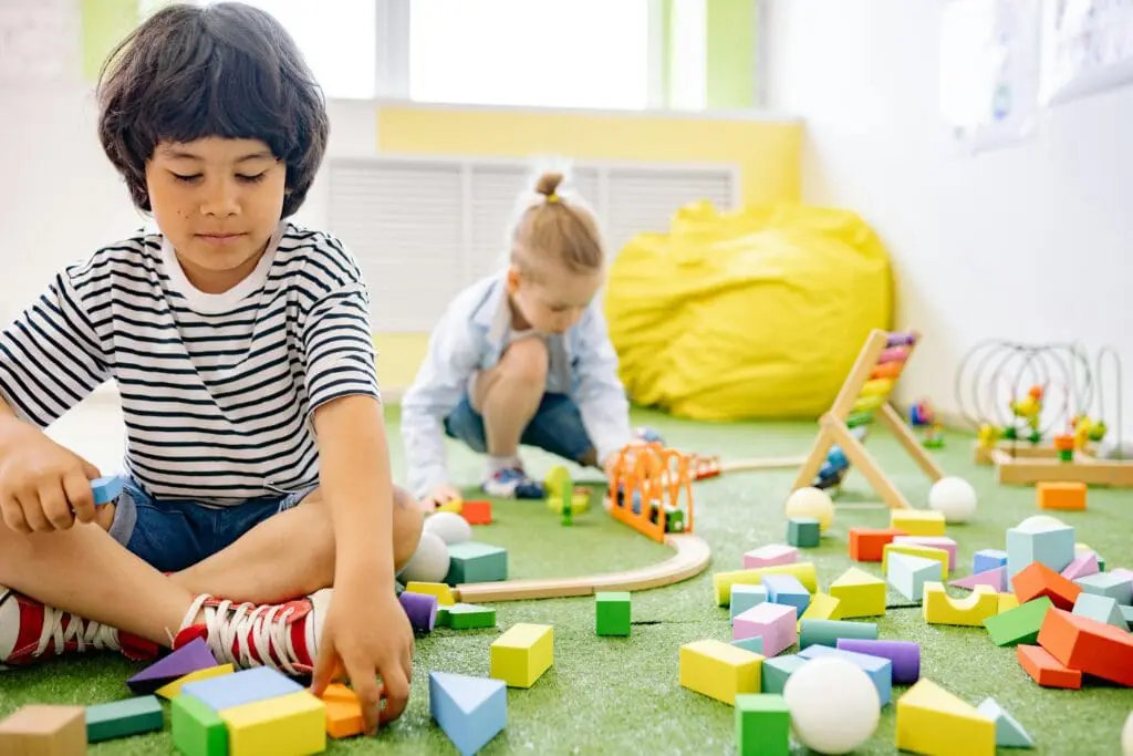 Giocattoli educativi adatti all'età: la guida essenziale per scegliere quelli giusti. Garantisci un divertimento educativo ai bambini