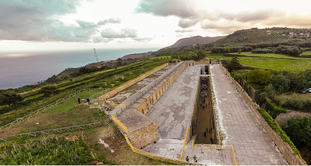 Forte Batteria Sciacci di Campo Calabro ospiterà LA BIENNALE DELLO STRETTO seconda edizione 2024. Le tre linee d’acqua – Le città del futuro