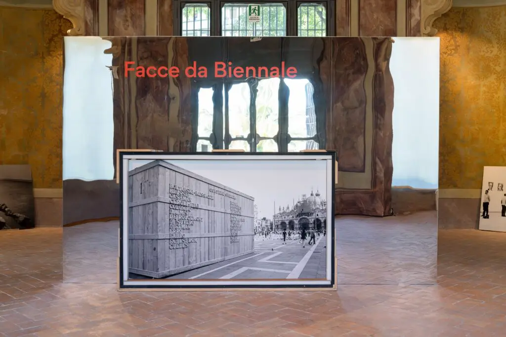 Facce da Biennale: Mostra fotografica a Modena presso FMAV fino al 15 settembre 2024, con scatti dalla Biennale di Venezia.