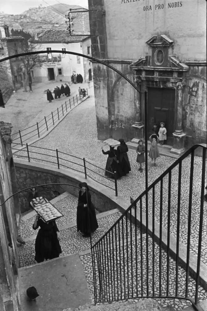 Henri Cartier-Bresson e l'Italia: scopri la mostra monografica a Rovigo con 200 fotografie iconiche e documenti storici.