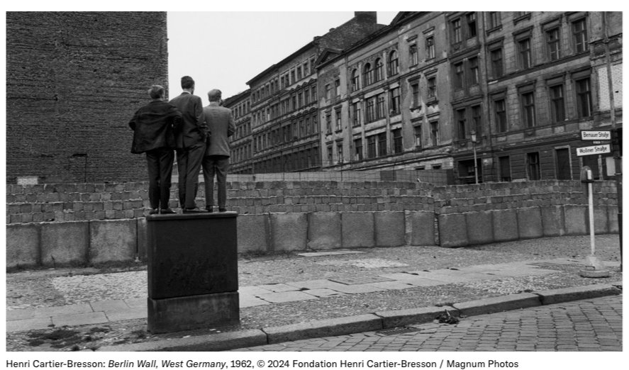 Il Bucerius Kunst Forum di Amburgo ospita la mostra fotografica Watch! Watch! Watch! HENRI CARTIER-BRESSON 