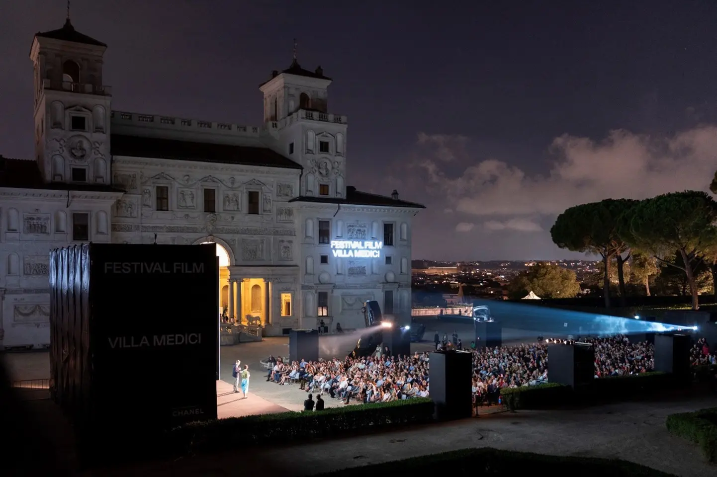 Festival di Film di Villa Medici 2024: cinema e arte contemporanea a Roma dall'11 al 15 settembre. Scopri proiezioni uniche e dibattiti.