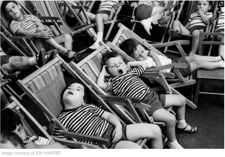 KBr Fundación MAPFRE Photography Centre di Barcellona ospita la mostra HENRI CARTIER-BRESSON. Watch! Watch! Watch!