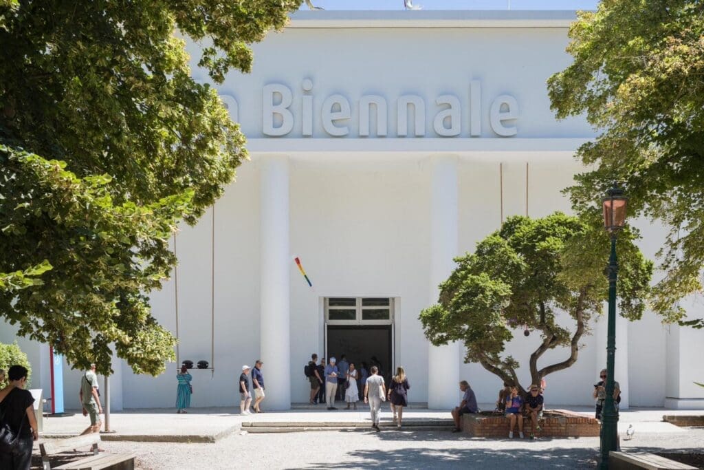 Biennale Arte 2024 Stranieri Ovunque: un viaggio tra arte indigena, tessile e modernismo globale. Scopri di più!