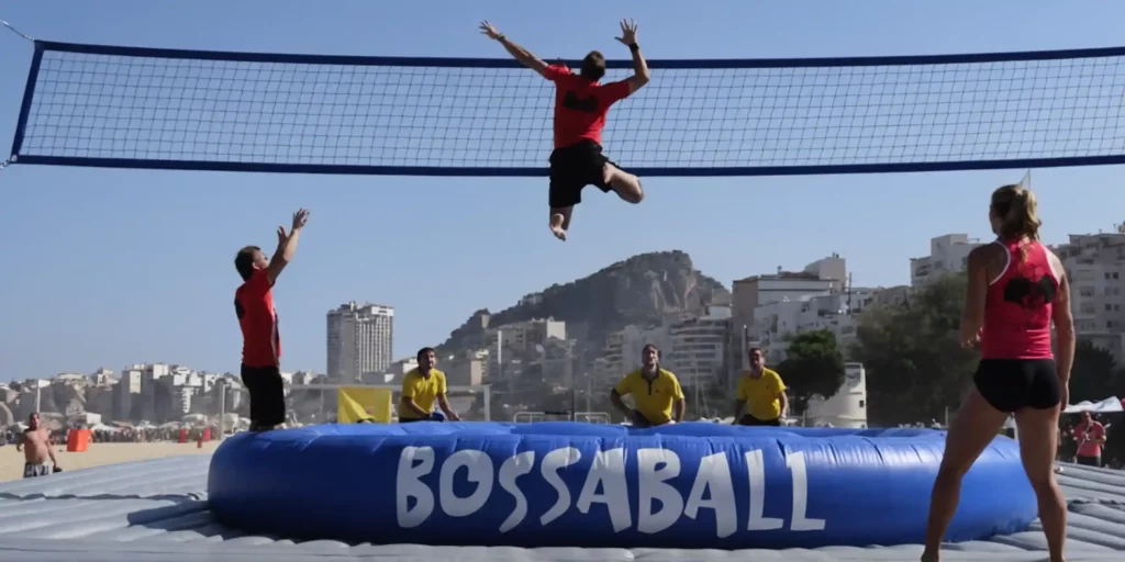 Bossaball: scopri il nuovo sport sul campo gonfiabile che combina pallavolo, calcio e ginnastica. Il nuovo sport che fa per te