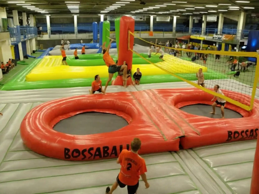 Bossaball: scopri il nuovo sport sul campo gonfiabile che combina pallavolo, calcio e ginnastica. Il nuovo sport che fa per te