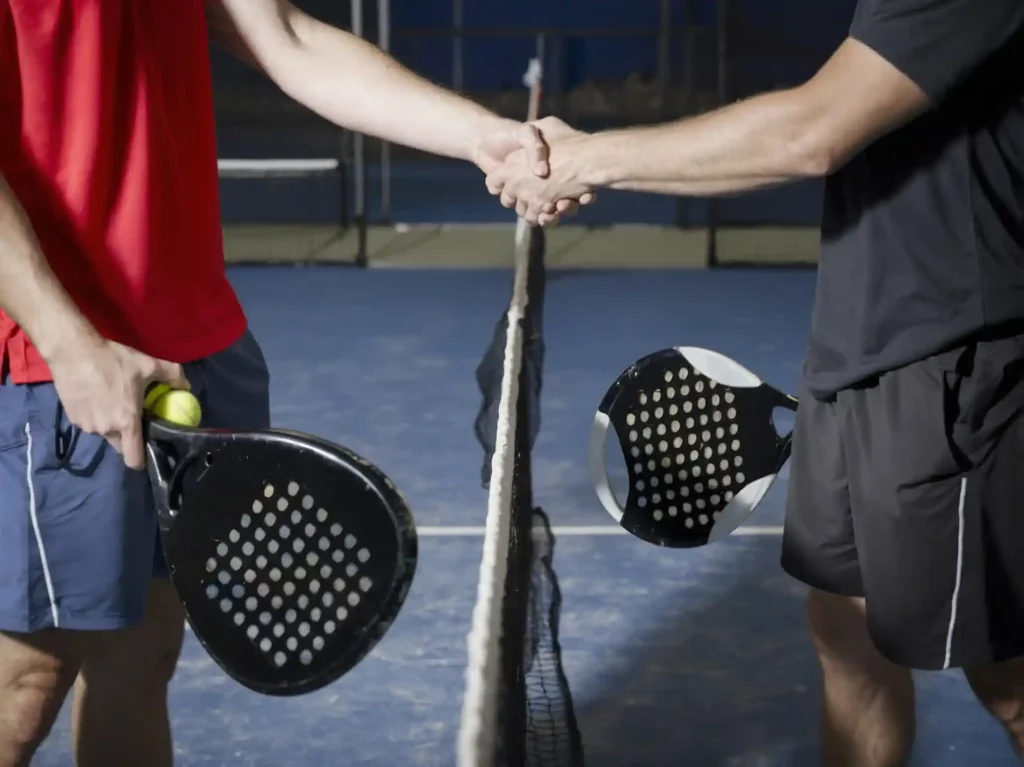 Il boom del padel: questo sport sta conquistando tutti. Scopri le origini, le regole, e i benefici di questo sport in crescita.