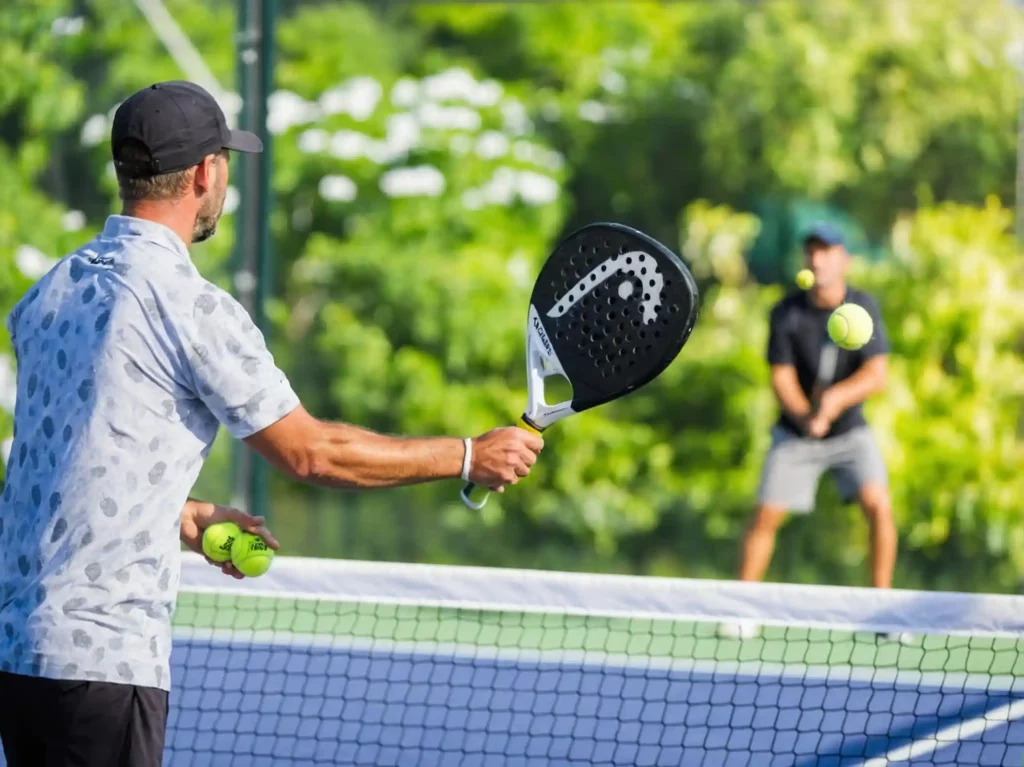 Il boom del padel: questo sport sta conquistando tutti. Scopri le origini, le regole, e i benefici di questo sport in crescita.