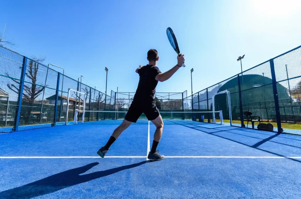 Il boom del padel: questo sport sta conquistando tutti. Scopri le origini, le regole, e i benefici di questo sport in crescita.