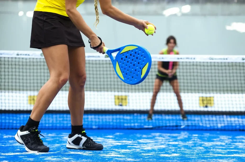 Il boom del padel: questo sport sta conquistando tutti. Scopri le origini, le regole, e i benefici di questo sport in crescita.