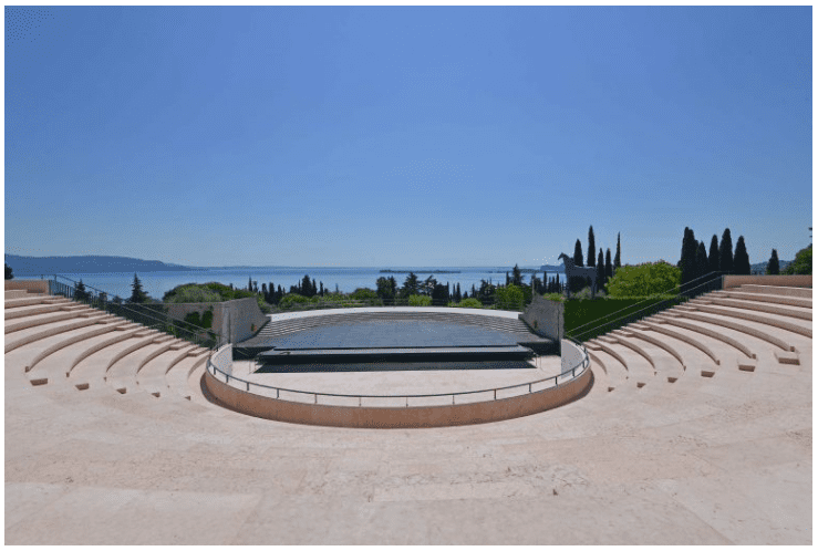 Il Vittoriale degli Italiani di Gardone Riviera in Brescia ospita la mostra fotografica collettiva Il Vittoriale delle Italiane 