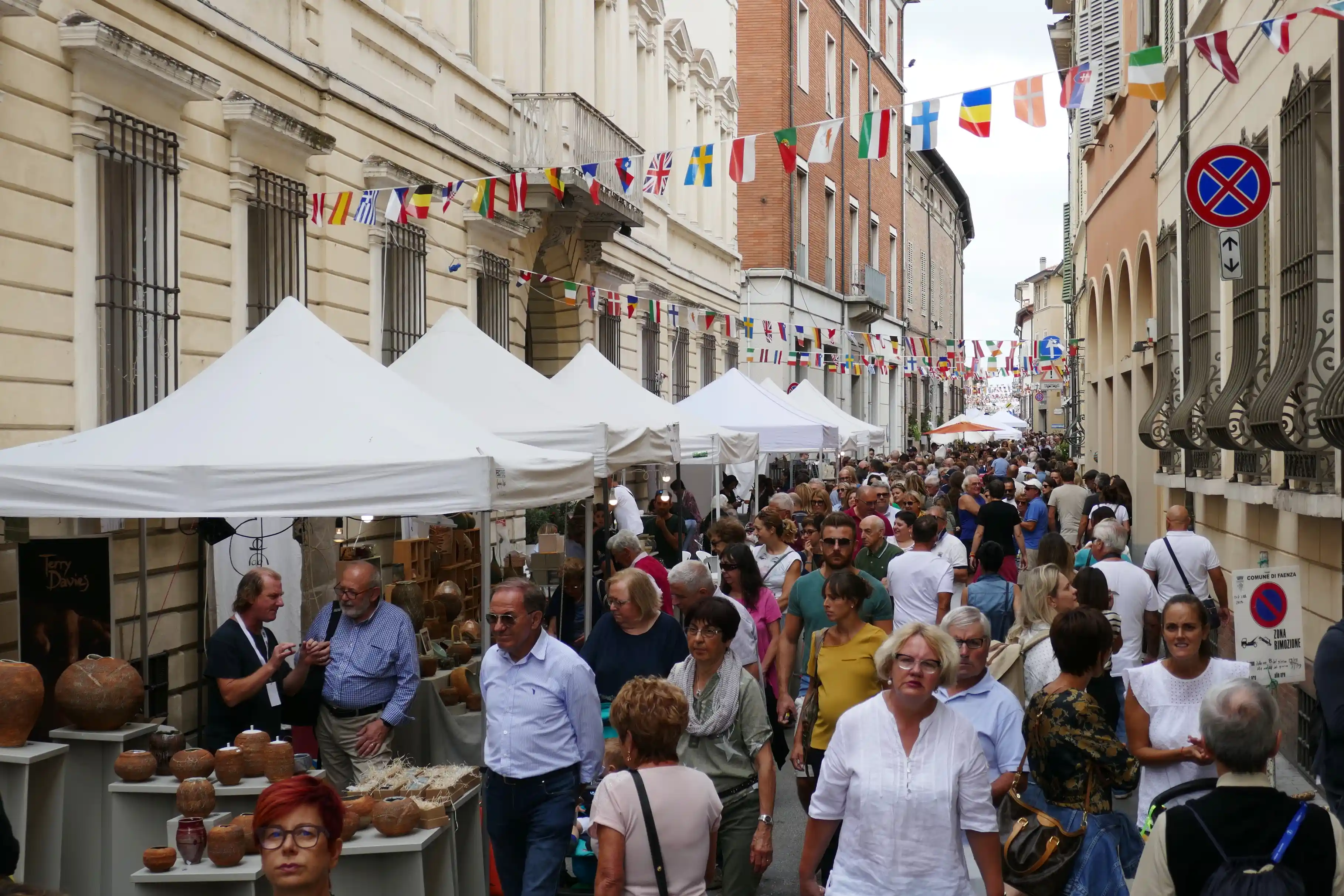 Argillà Italia 2024: esplora la ceramica a Faenza dal 30 agosto al 1 settembre con oltre 200 ceramisti ed eventi unici.