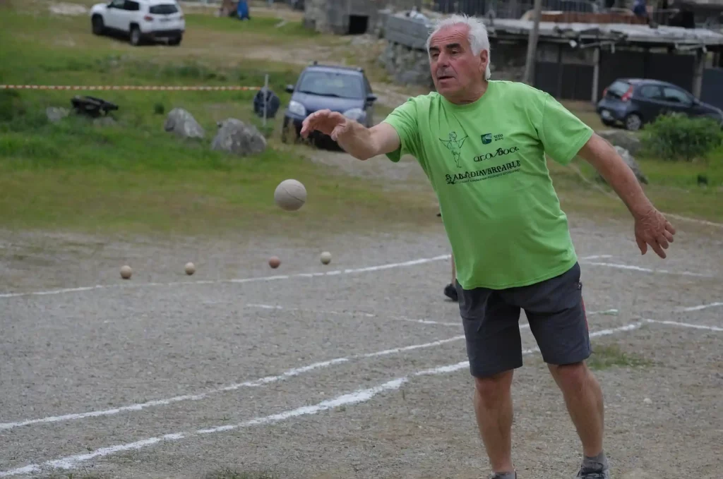 Gioco delle bocce: uno sport che unisce le generazioni. Come questo sport unisce diverse generazioni in un'attività salutare e divertente.