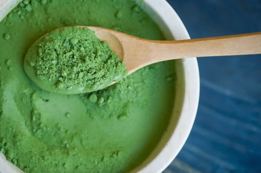 Spirulina: proprietà miracolose. Un superfood del futuro. Aiuta a rafforzare il sistema immunitario, la digestione e aumenta l'energia