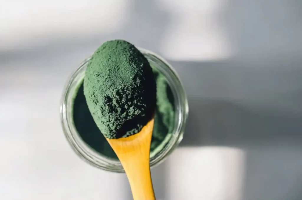 Spirulina: proprietà miracolose. Un superfood del futuro. Aiuta a rafforzare il sistema immunitario, la digestione e aumenta l'energia