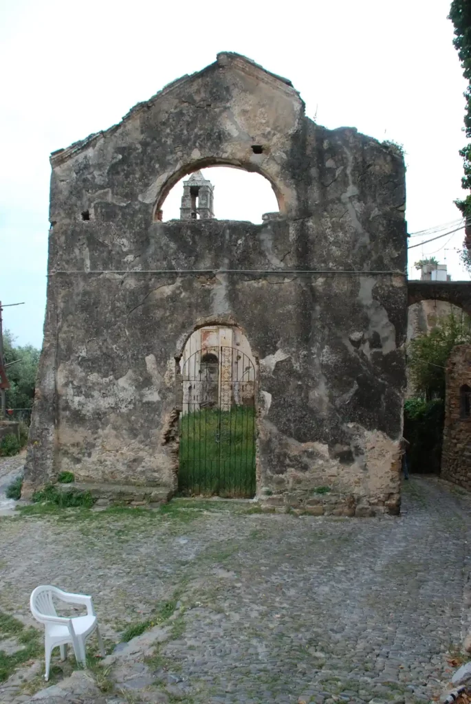 Scopri la trasformazione dei villaggi abbandonati in Italia in hub artistici. Arte e cultura rivitalizzano borghi storici e attraggono turisti.