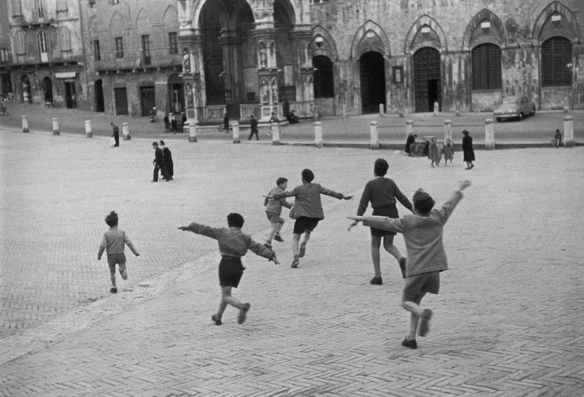 Henri Cartier-Bresson e l'Italia: scopri la mostra monografica a Rovigo con 200 fotografie iconiche e documenti storici.