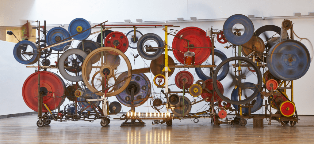 Pirelli Hangar Bicocca di Milano ospita una mostra retrospettiva su JEAN TINGUELY, aperta fino al 2 febbraio 2025