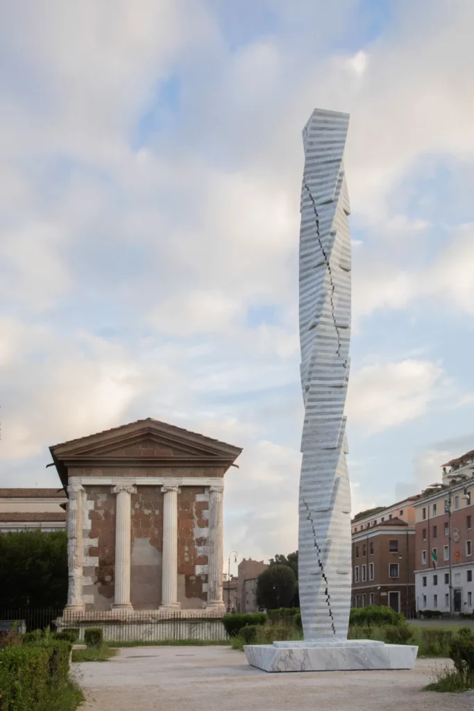 Park Eun Sun Colonne Infinite: Sculture monumentali a Roma tra Parco del Colosseo e Bocca della Verità fino al 30 settembre 2024.