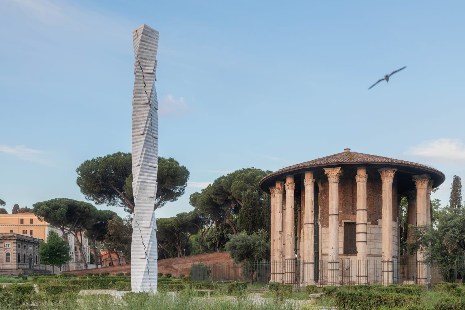 Park Eun Sun Colonne Infinite: Sculture monumentali a Roma tra Parco del Colosseo e Bocca della Verità fino al 30 settembre 2024.