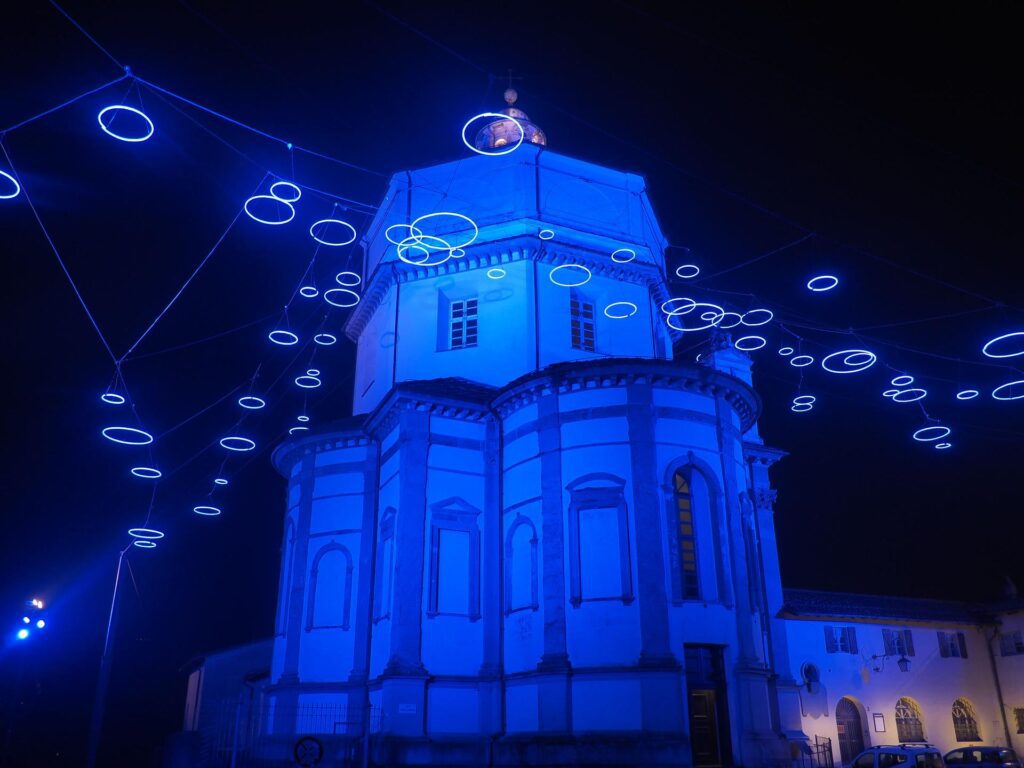 Luci d'Artista 2024 Torino: dal 25 ottobre 2024 al 12 gennaio 2025, la città si illumina con installazioni luminose di artisti contemporanei.