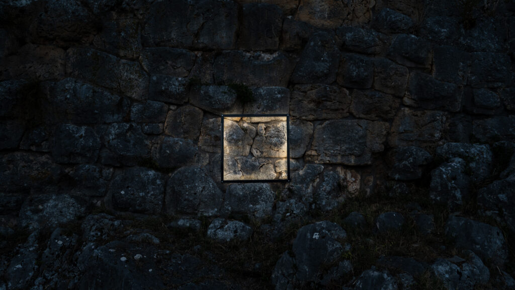 "Progetto Luminis" di Mario Carlo Iusi: arte di luce tra storia e memoria ad Alatri e Albano Laziale