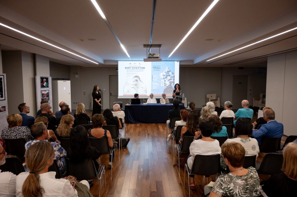 Francesca Fini mostra personale "BODY (S)CUL(P)TURE" a Forlì, esplora il rapporto tra uomo e tecnologia fino al 13 ottobre 2024.