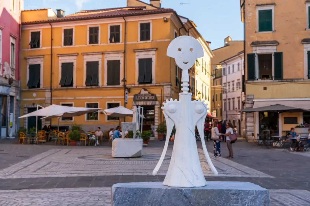 White Carrara 2024: dal 14 giugno al 29 settembre, scopri il design Made in Italy e le eccellenze locali nel centro storico di Carrara.