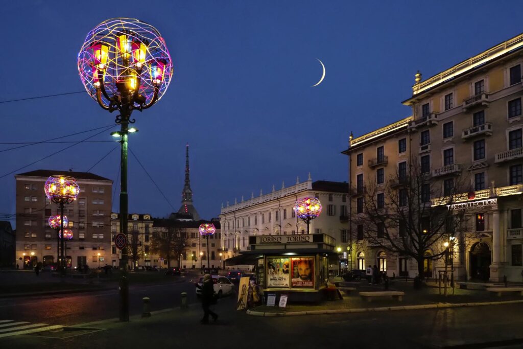 Luci d'Artista 2024 Torino: dal 25 ottobre 2024 al 12 gennaio 2025, la città si illumina con installazioni luminose di artisti contemporanei.