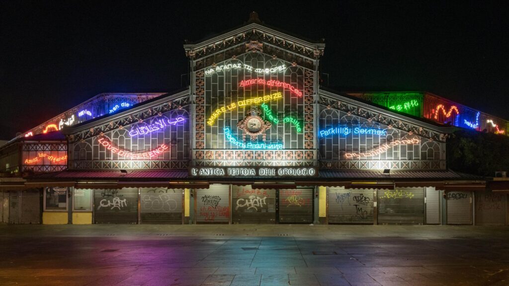 Luci d'Artista 2024 Torino: dal 25 ottobre 2024 al 12 gennaio 2025, la città si illumina con installazioni luminose di artisti contemporanei.