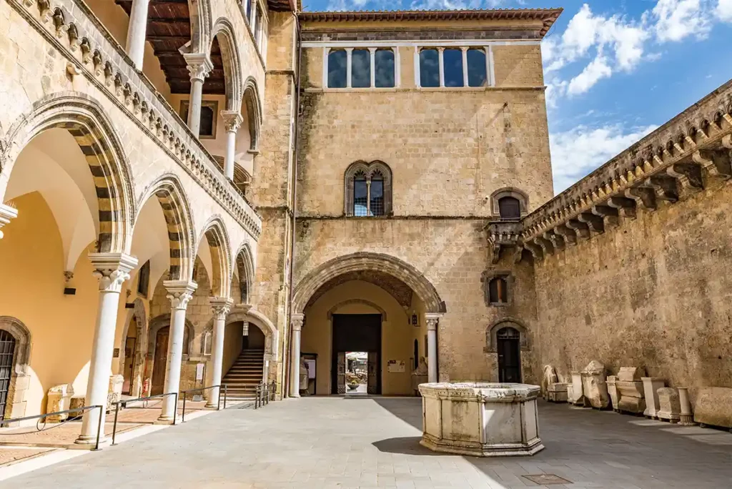 Premio Città di Tarquinia “Vasco Palombini” il 28 settembre 2024, con mostra “Orizzonte Terra” di Luigi Mainolfi al Museo Archeologico Nazionale.